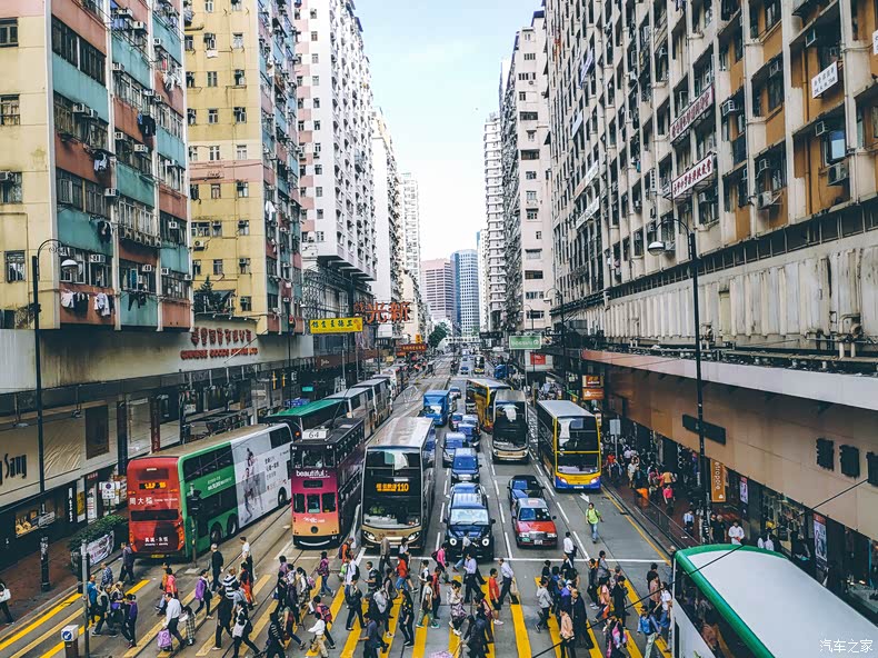 我们住的酒店位于北角 ,这里是香港繁忙的老城区之一,这里交通便利,离