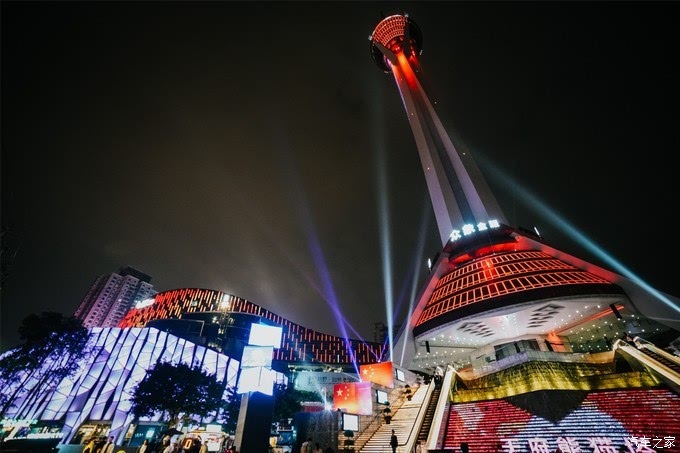 夜晚来临,行程还没有结束,想要看夜景的话可以来成都339,也就是四川