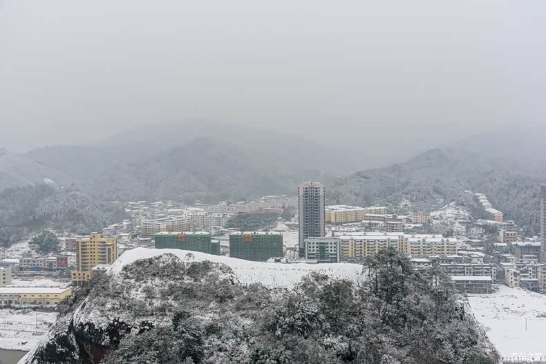 俯看铜鼓县城雪景
