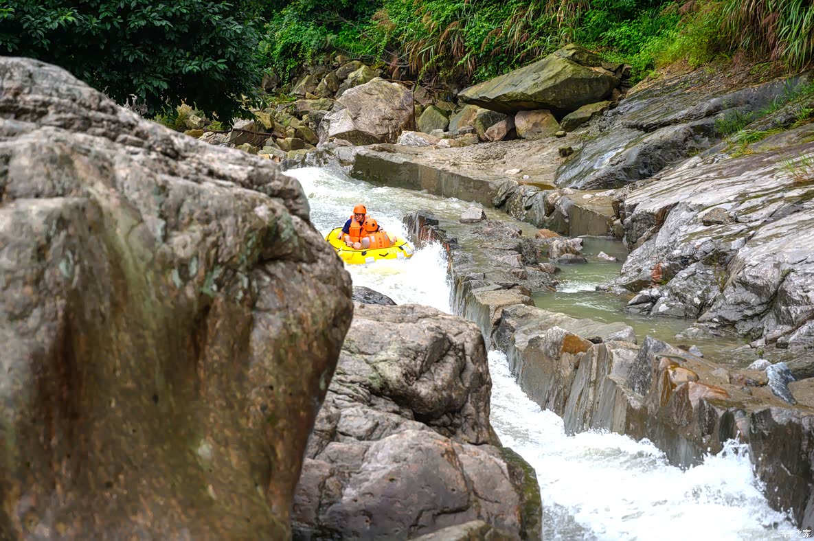 精这个夏日,一起到桐庐虎啸峡漂流吧