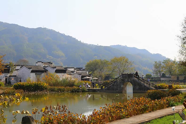 背依青山,徽派马头墙高低错落,老树祠堂,古桥幽巷,风景独好.