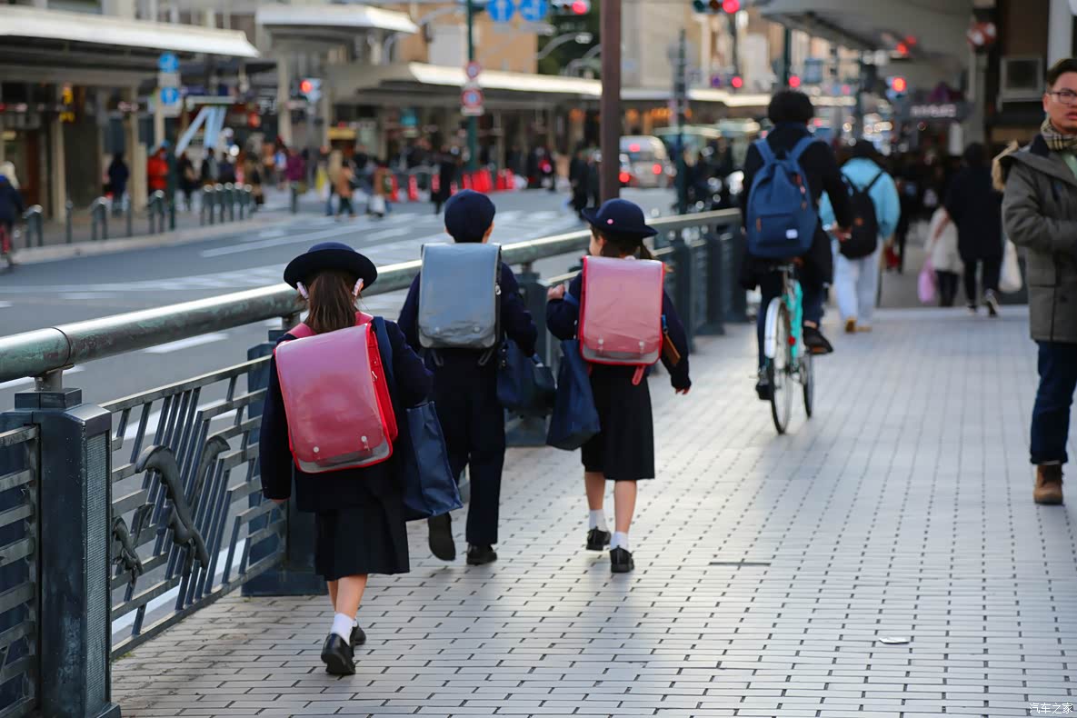 当地的小学生放学