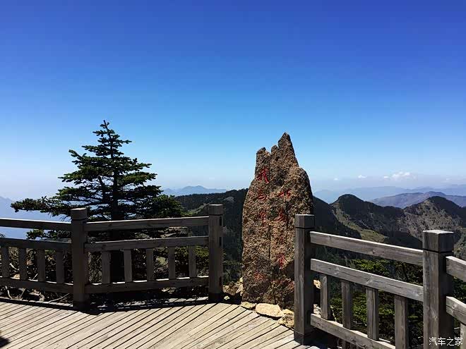 神农顶风景区在神农架南部的自然保护区内,山峰均在海拔3000米以上