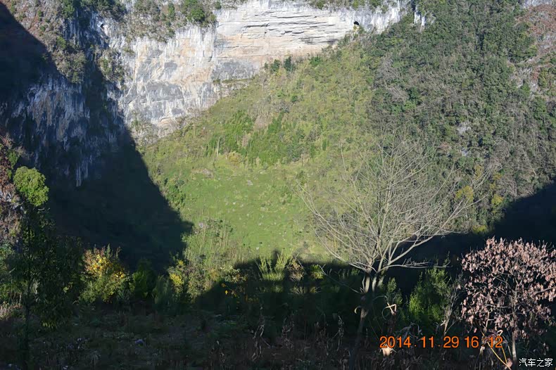 其中大石围天坑是世界第三大的喀斯特溶斗,它象个巨大的火山口,四周似