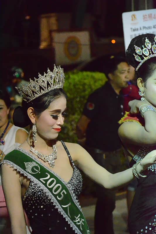 浓妆艳抹.看完人妖结束一天旅途.回酒店休息.