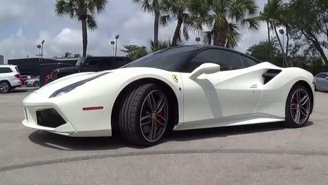 性感小马驹 实拍白色法拉利488 gtb