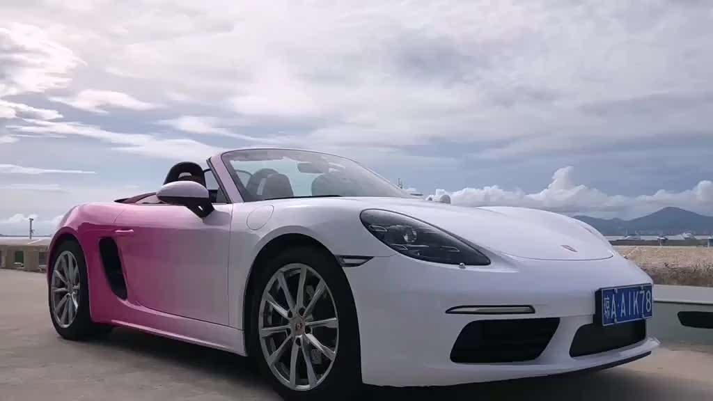 拥有渐变色的保时捷718传承德系精髓奢华靓丽停在港口边亦