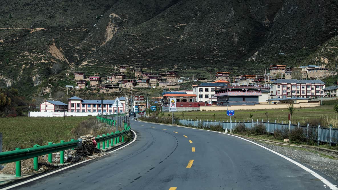 317国道,经过修缮后的路况是非常棒的,相信以后317国道也会成为一条