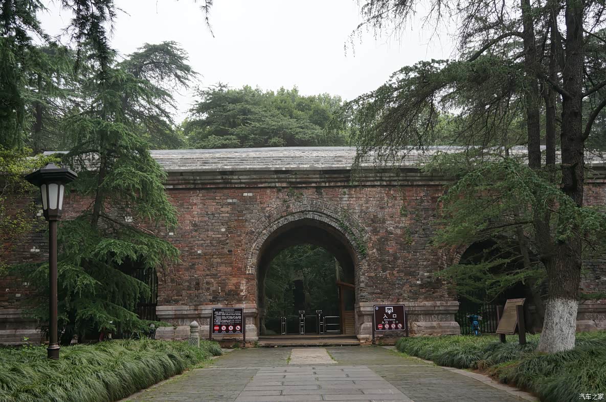 从明孝陵博物馆往北约50米,就是明孝陵景区的大门——大金门,也是正式