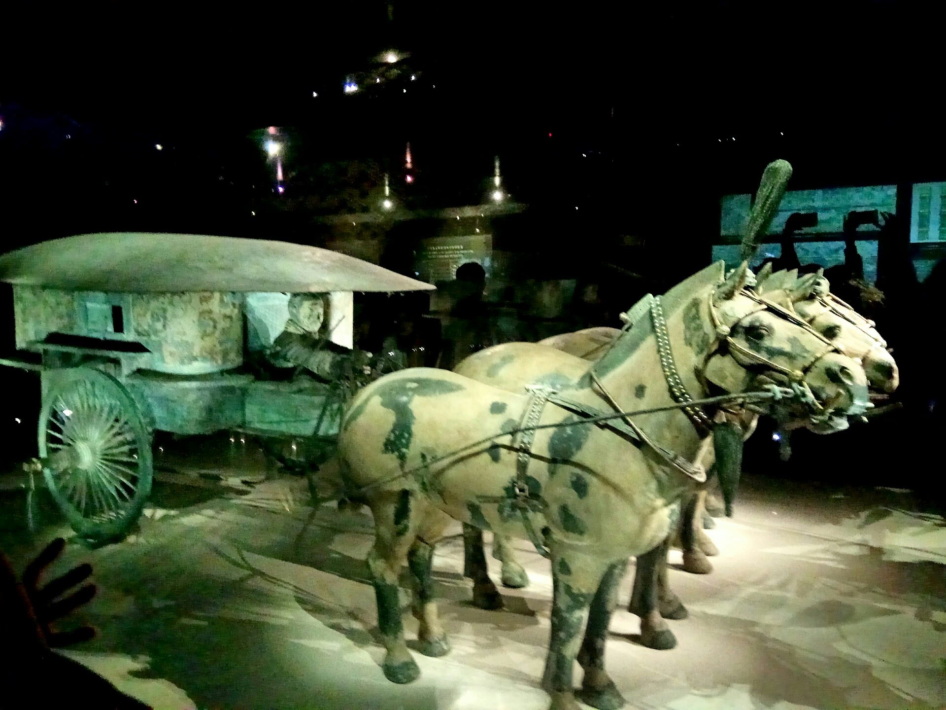 秦始皇的座驾,据说冬暖夏凉,自带空调哦.