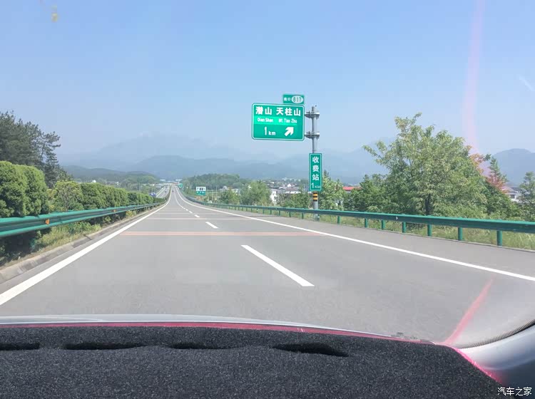 潜山县天柱山出口到了,这个位置看过去正好看到的是天柱山的全貌