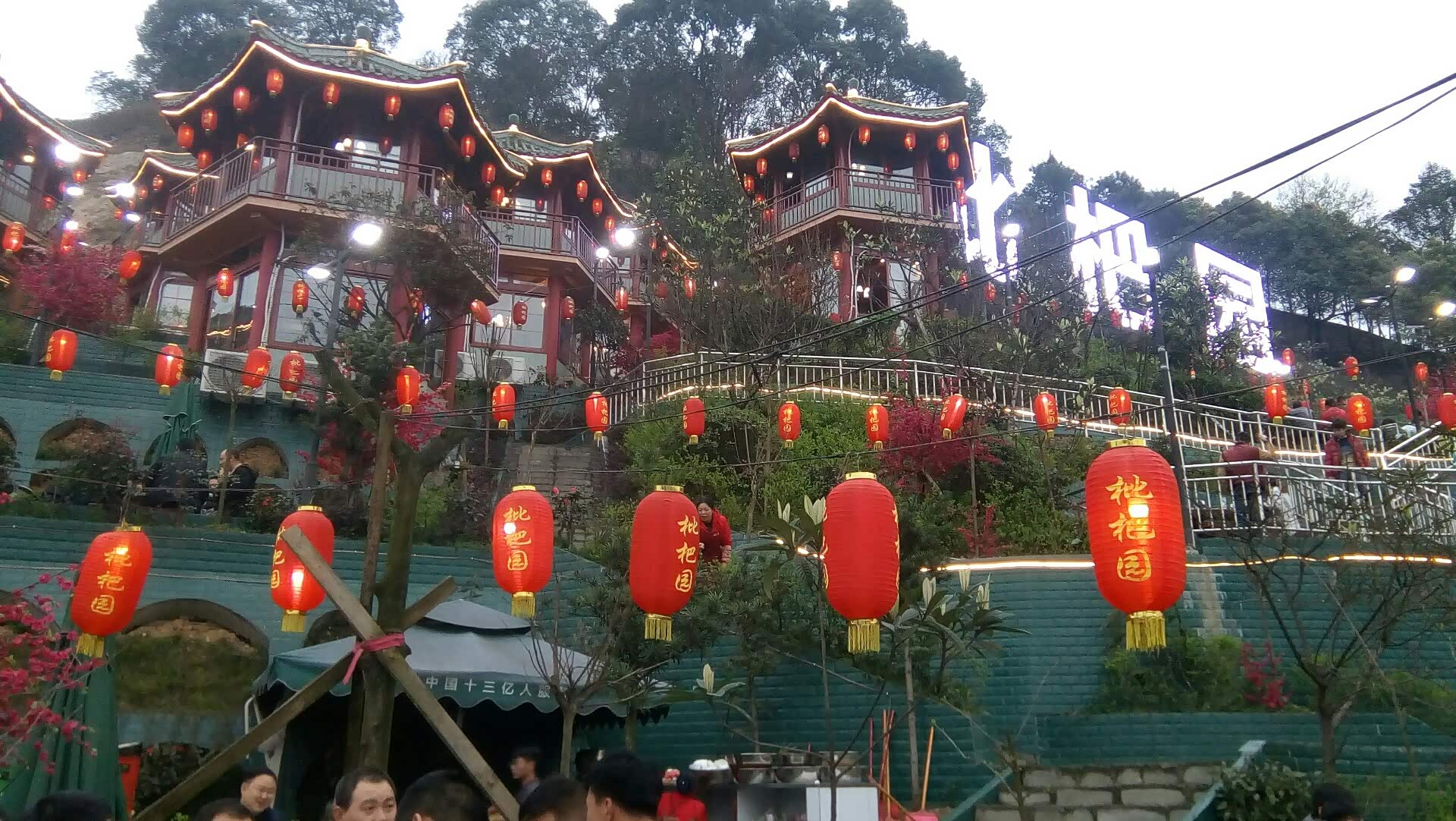 傍晚将至的亭台.