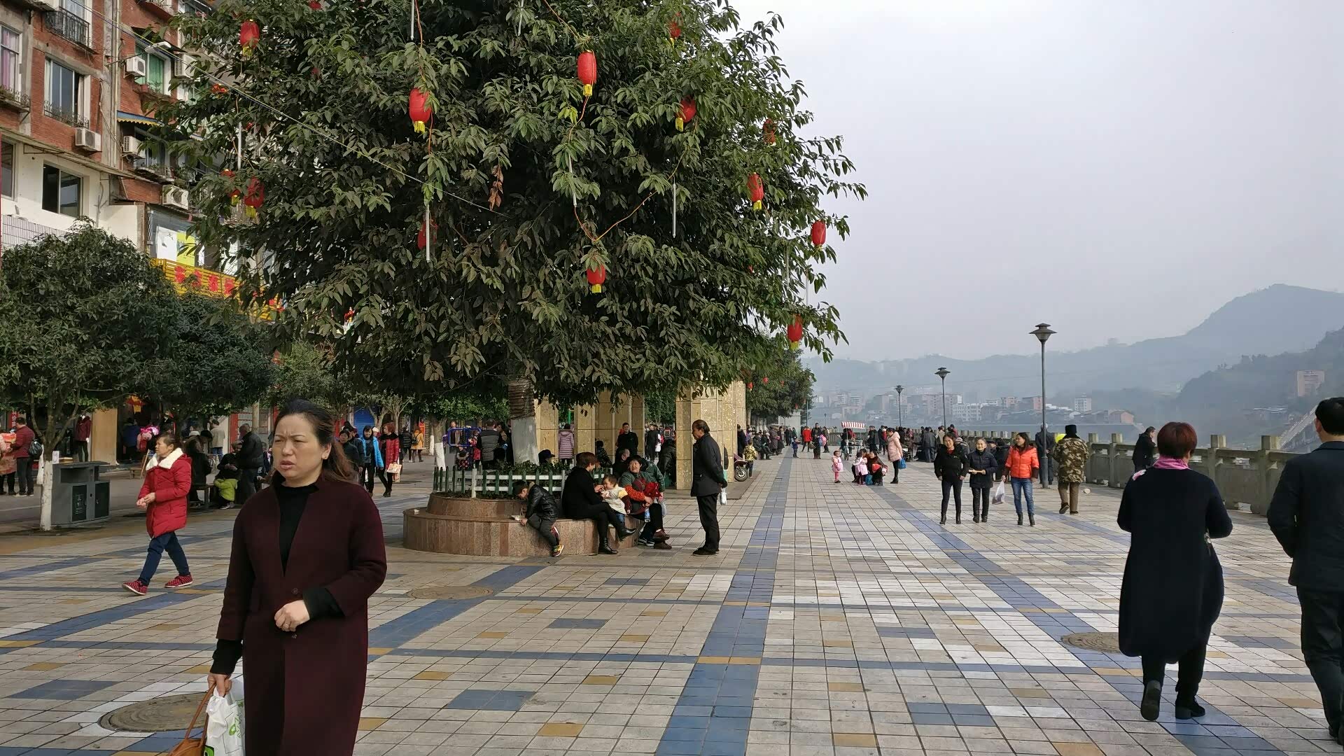 出发滨河路今天早上还下过雨,上午路都还湿着呢,一过中午太阳出来了