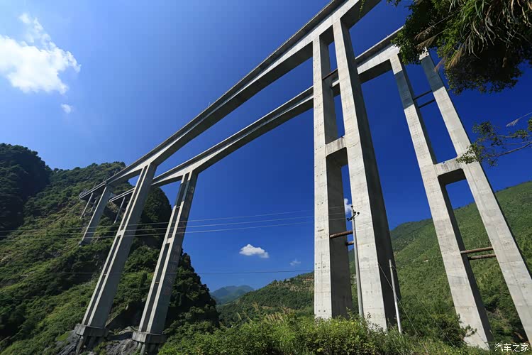 这是平汝高速的一座桥,桥墩高达两三百米,特别壮观.