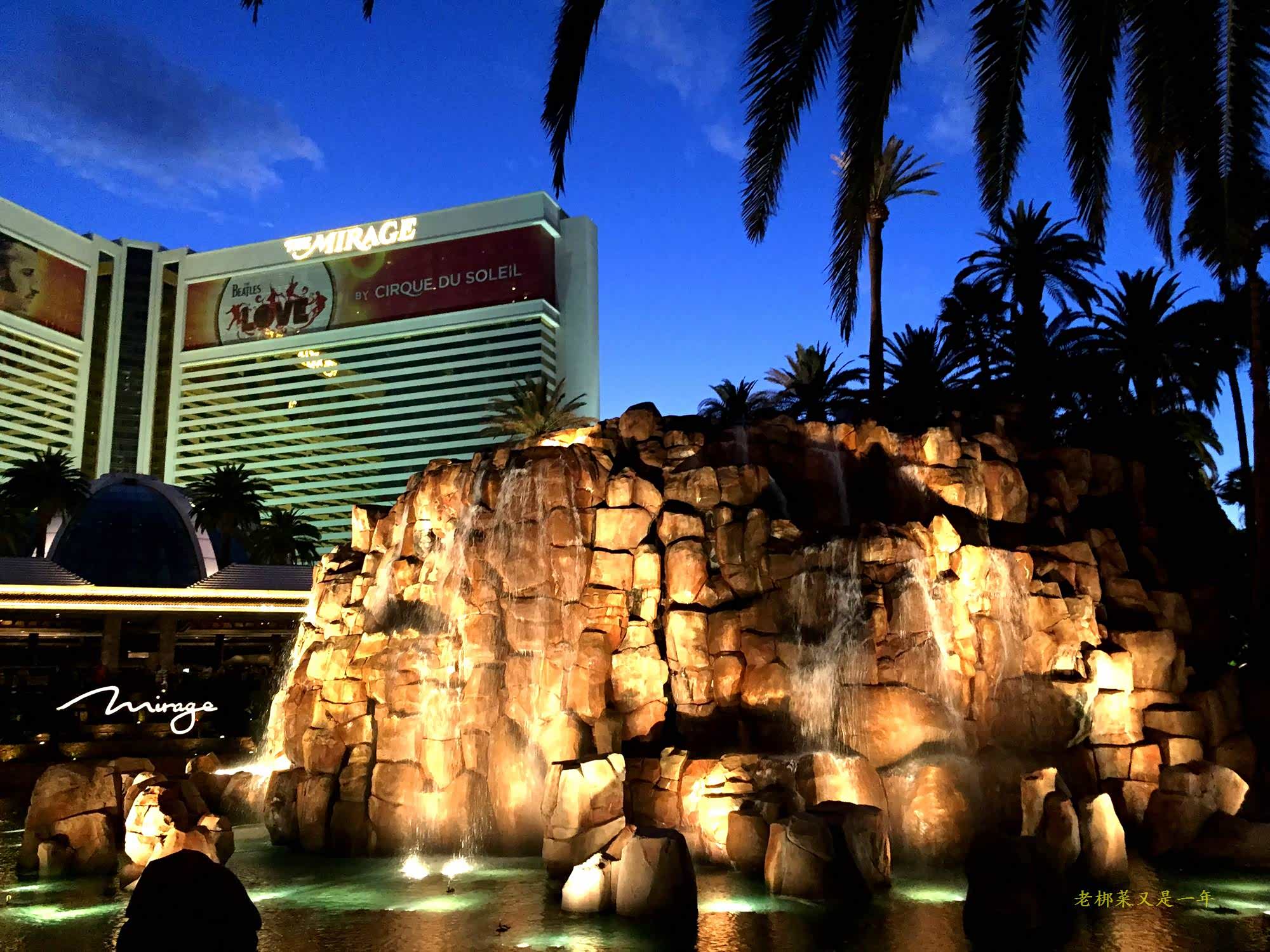 海市蜃楼酒店(themirage,也音译成米拉奇酒店)最出名的其实是它门口的