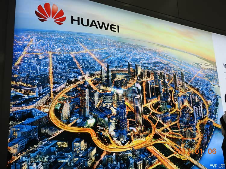 华为在迪拜机场的醒目广告