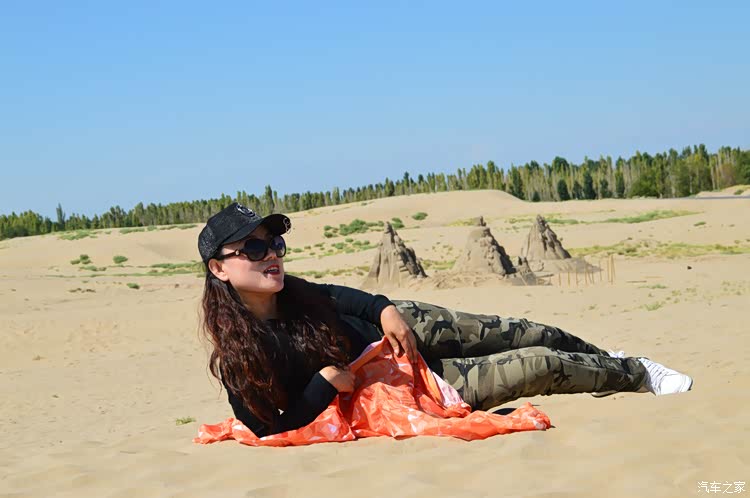 我家大女女在沙漠的照片没拍好.只好放这位美女的单人照了.