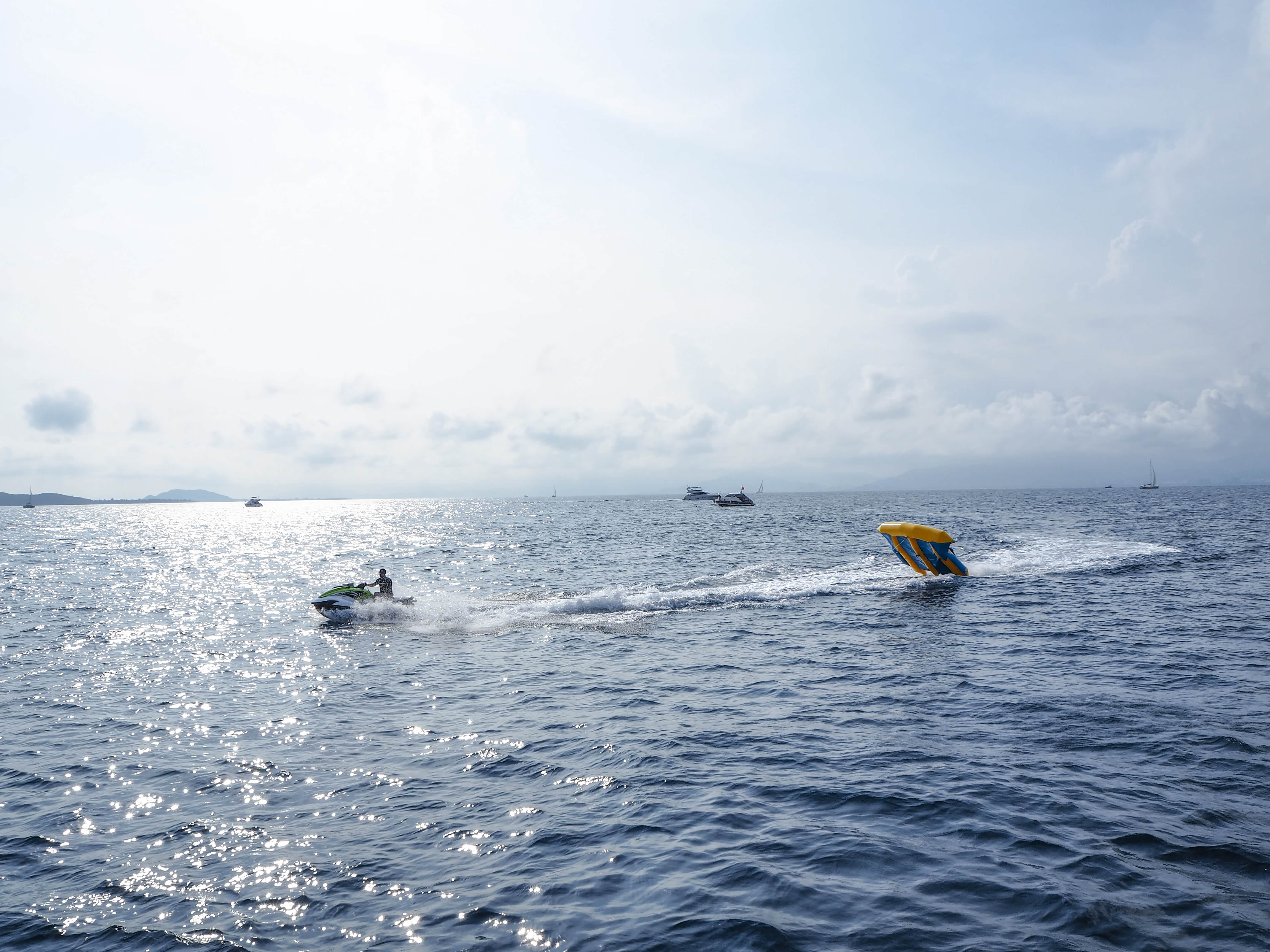 坐在飞鱼船上随着浪的高低起伏,可以感受坐在香蕉船的感觉,当快艇加速