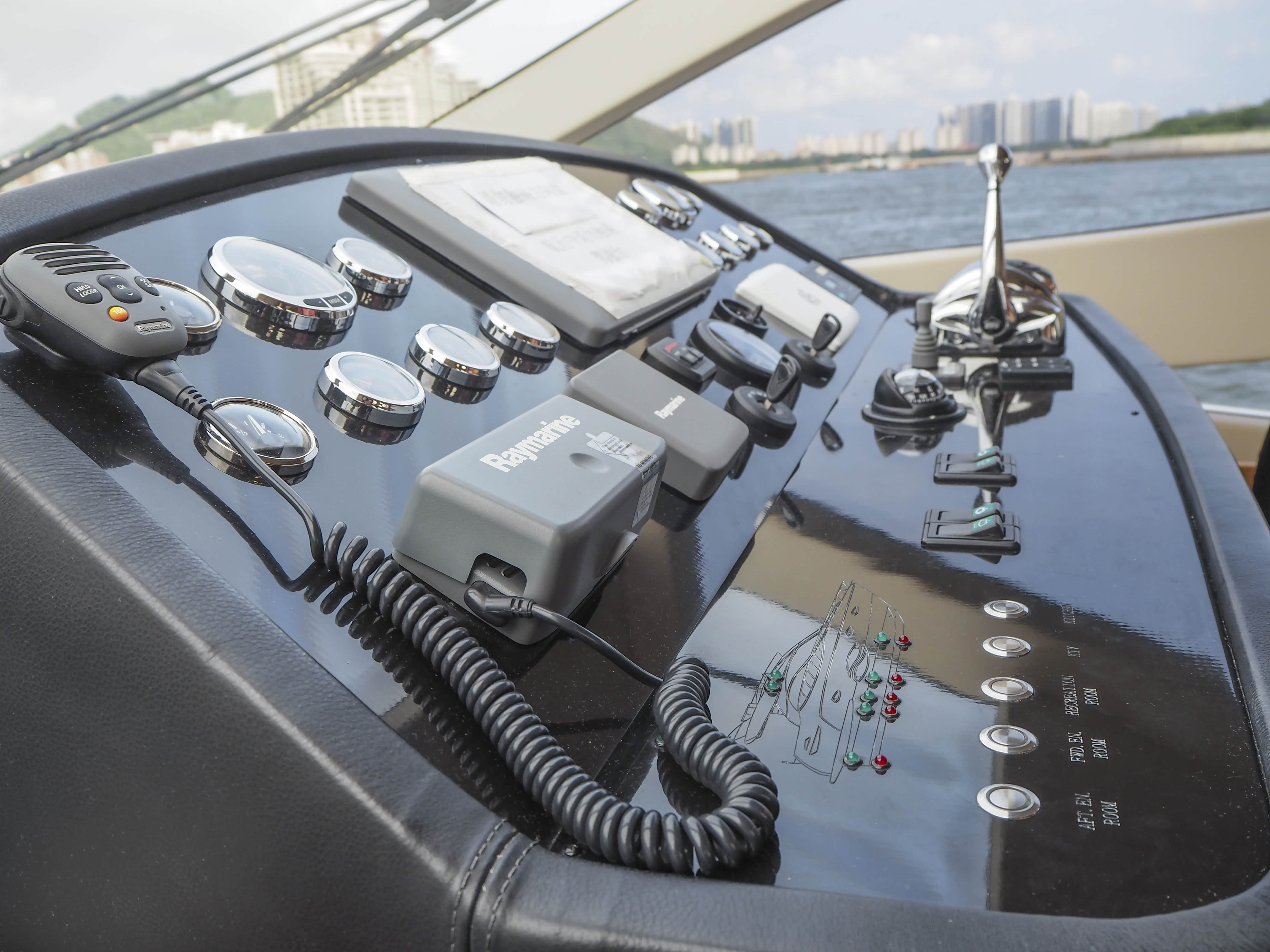 二层的船舱里还有一个控制台,居然不是摆设,由美姐不小心转了下方向盘