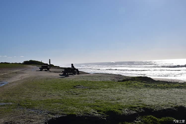 海边晒太阳的一位游人