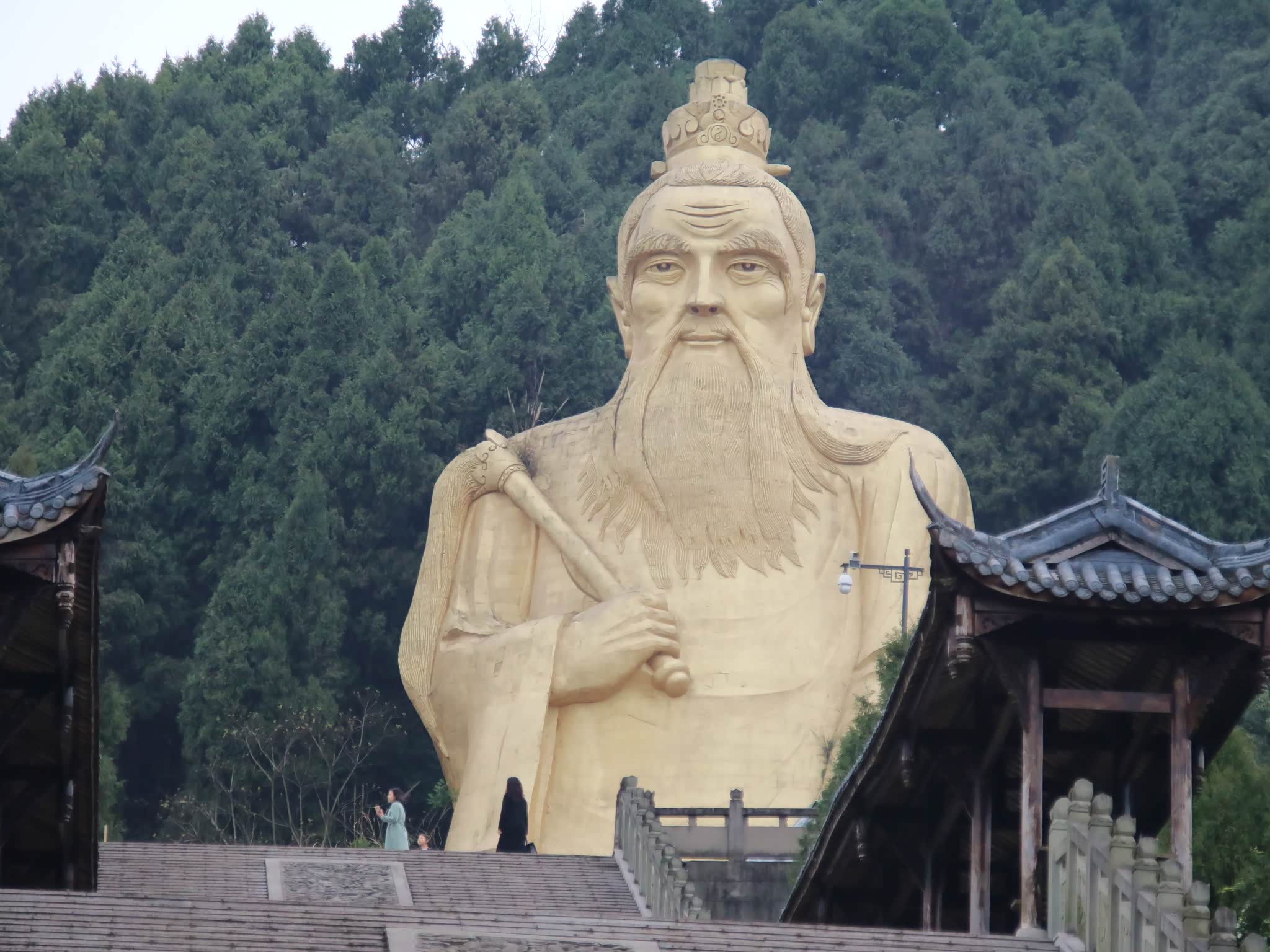 海拔547米,山峰秀丽,形似栖凤,故又称"高凤山".