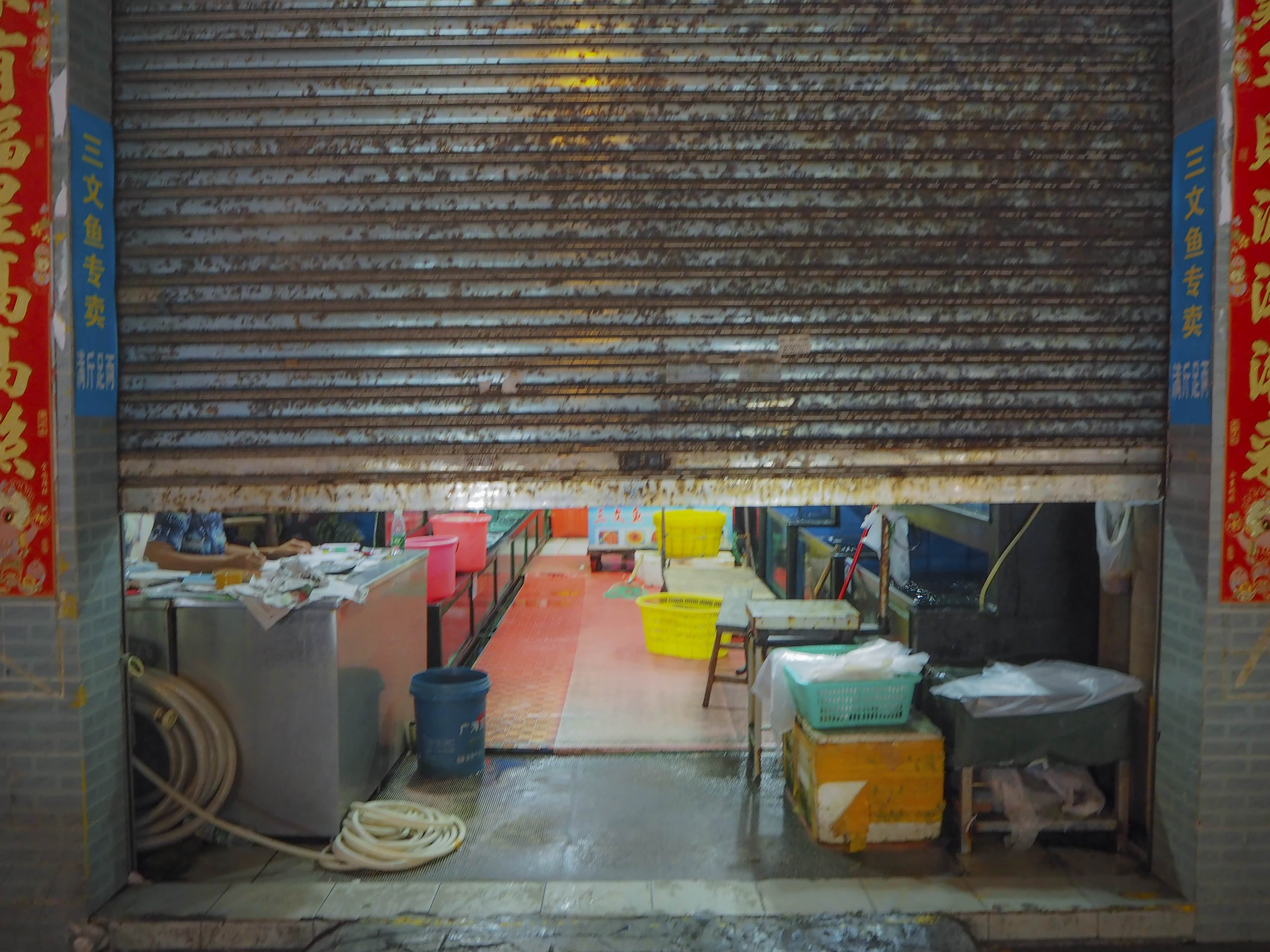 友情提示,现在第一海鲜市场关门较早,晚八点就已经收摊回家了……所以