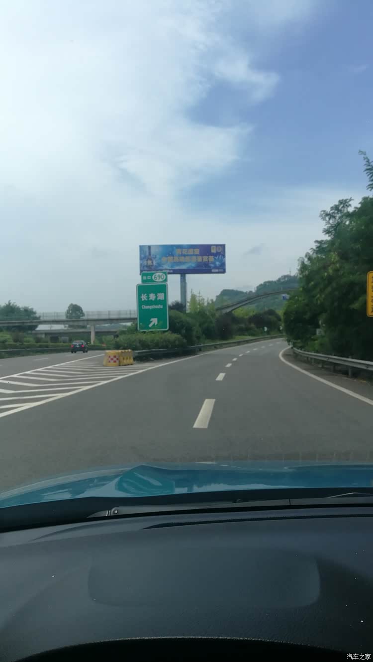 快到长寿湖的地方,有个岔路,还有几公里的连接高速