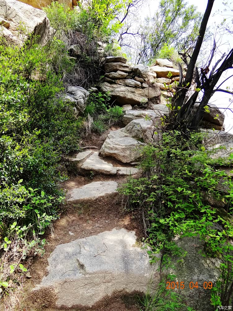 这就是顶端西侧的崎岖山道