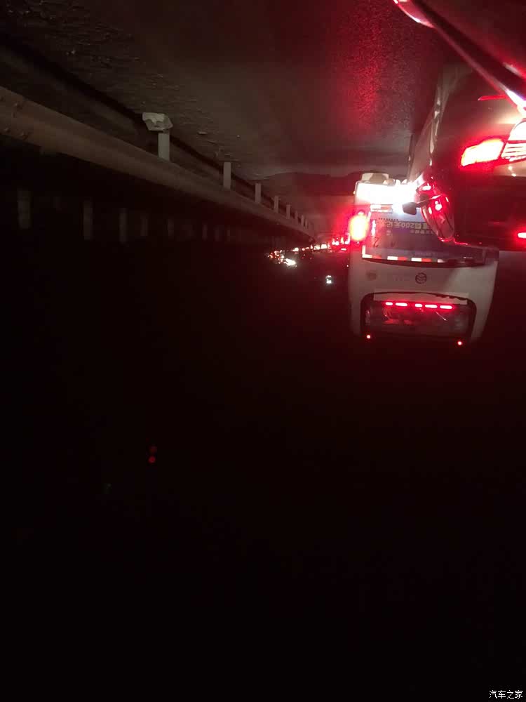 这里离昆明还有100多km,山路堵车,车队蜿蜒如蛇