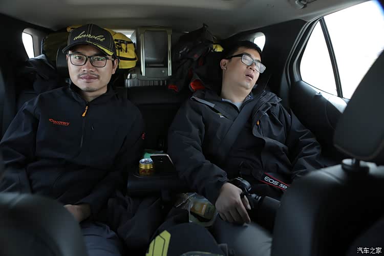 后座乘客依旧很在状态,上车睡觉下车拍照