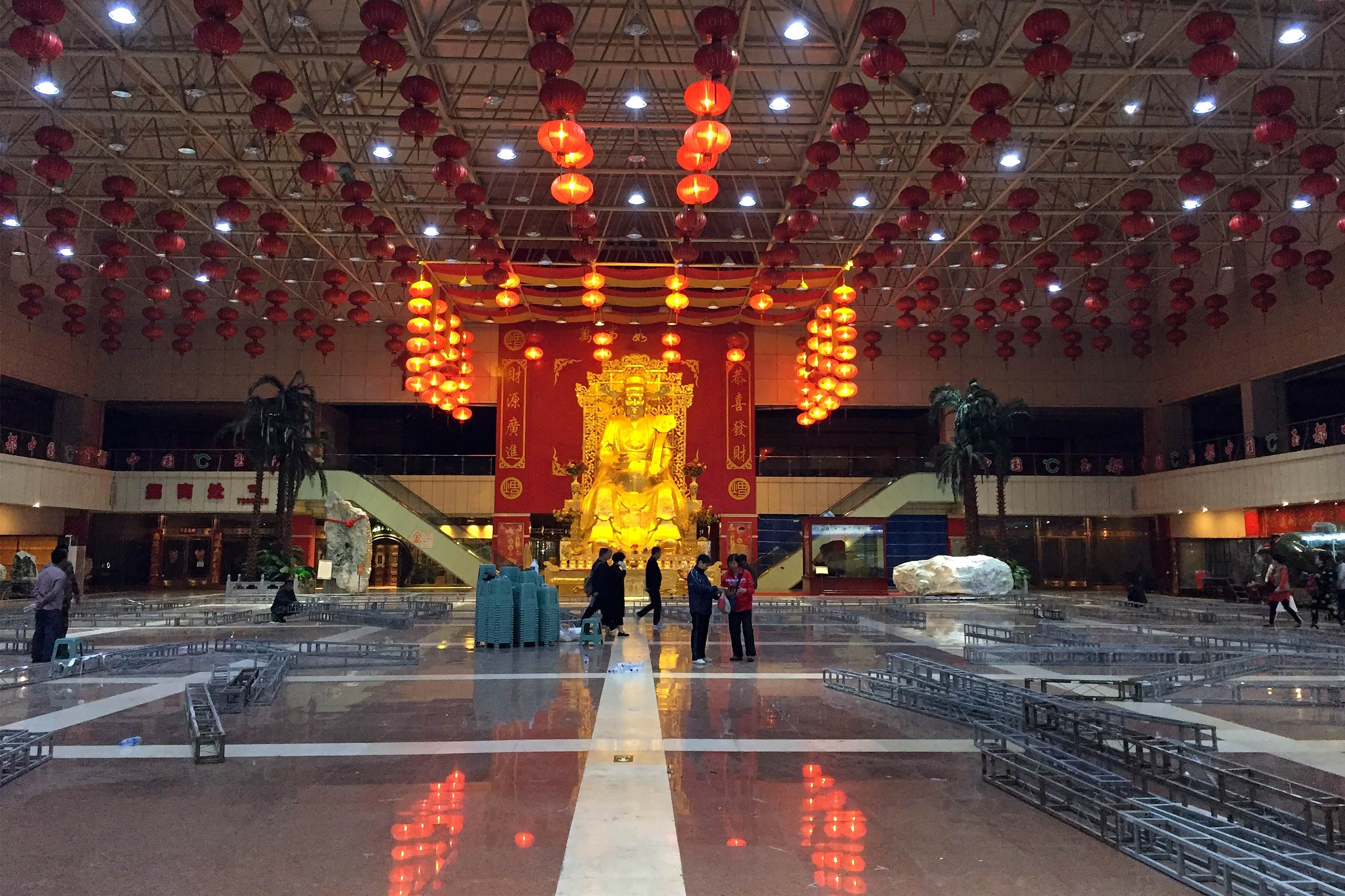 逛:中国玉雕会展中心岫玉作为岫岩最大的地方特产,在当地形成了颇具