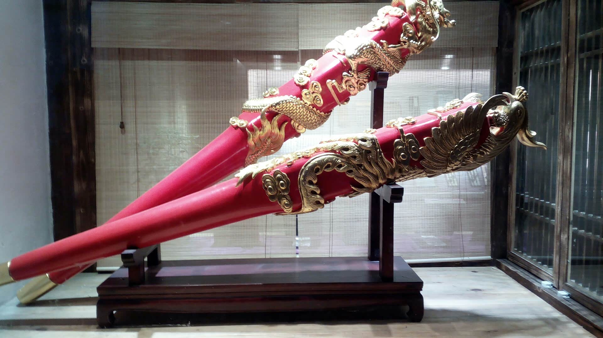 一家卖工艺筷子的商铺橱窗里展示的世上最大筷子.