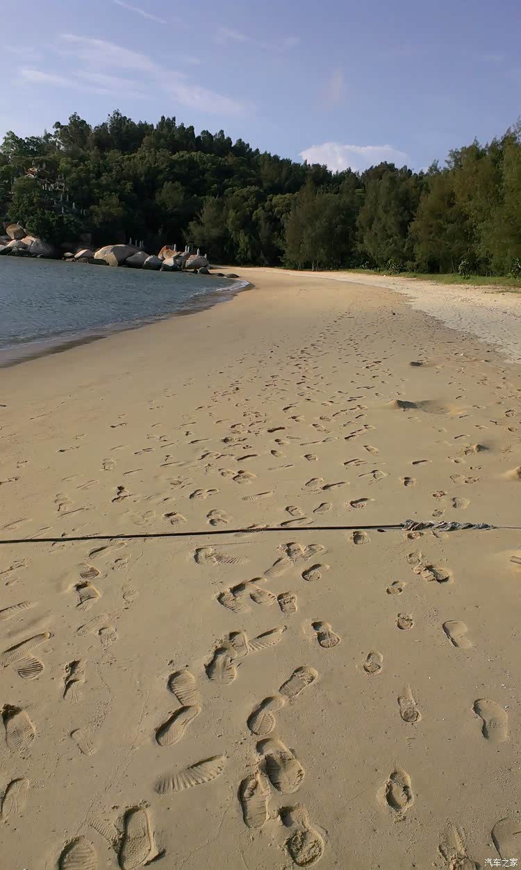 都是游客的脚印,这里也有惊喜,我们抓到了很多小螃蟹