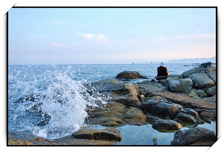 海浪轻轻地涌动着,拍打着岸边的礁石,又缓缓地返回去,只有溅起的浪花