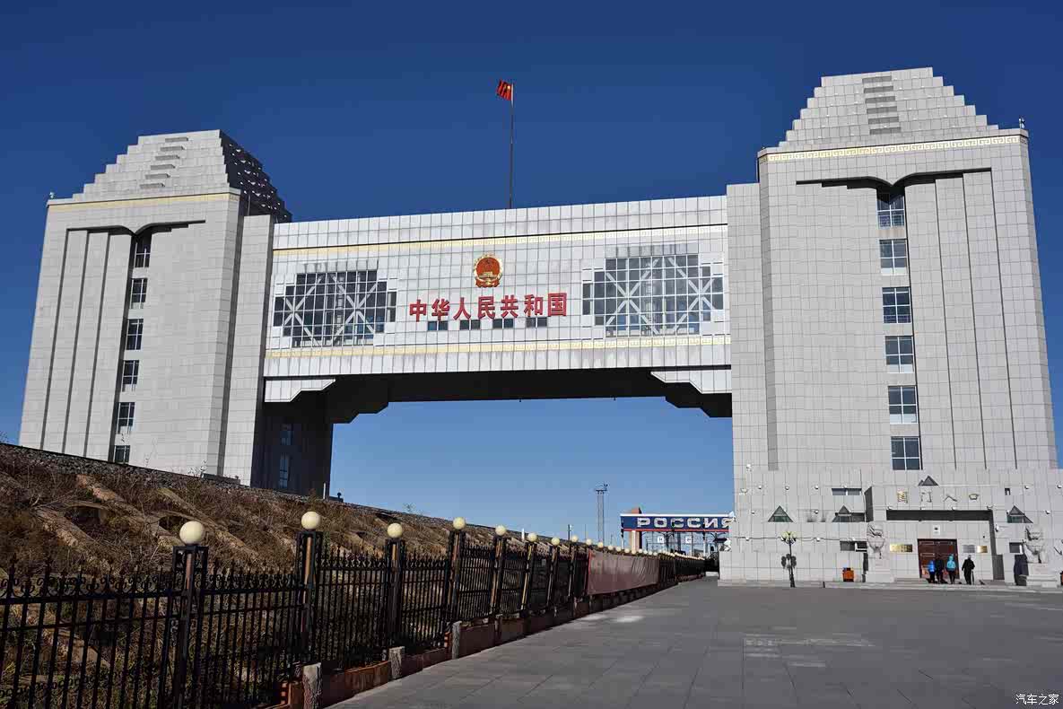 国门是可以上去的,走过路过不要错过,否则白掏钱了.