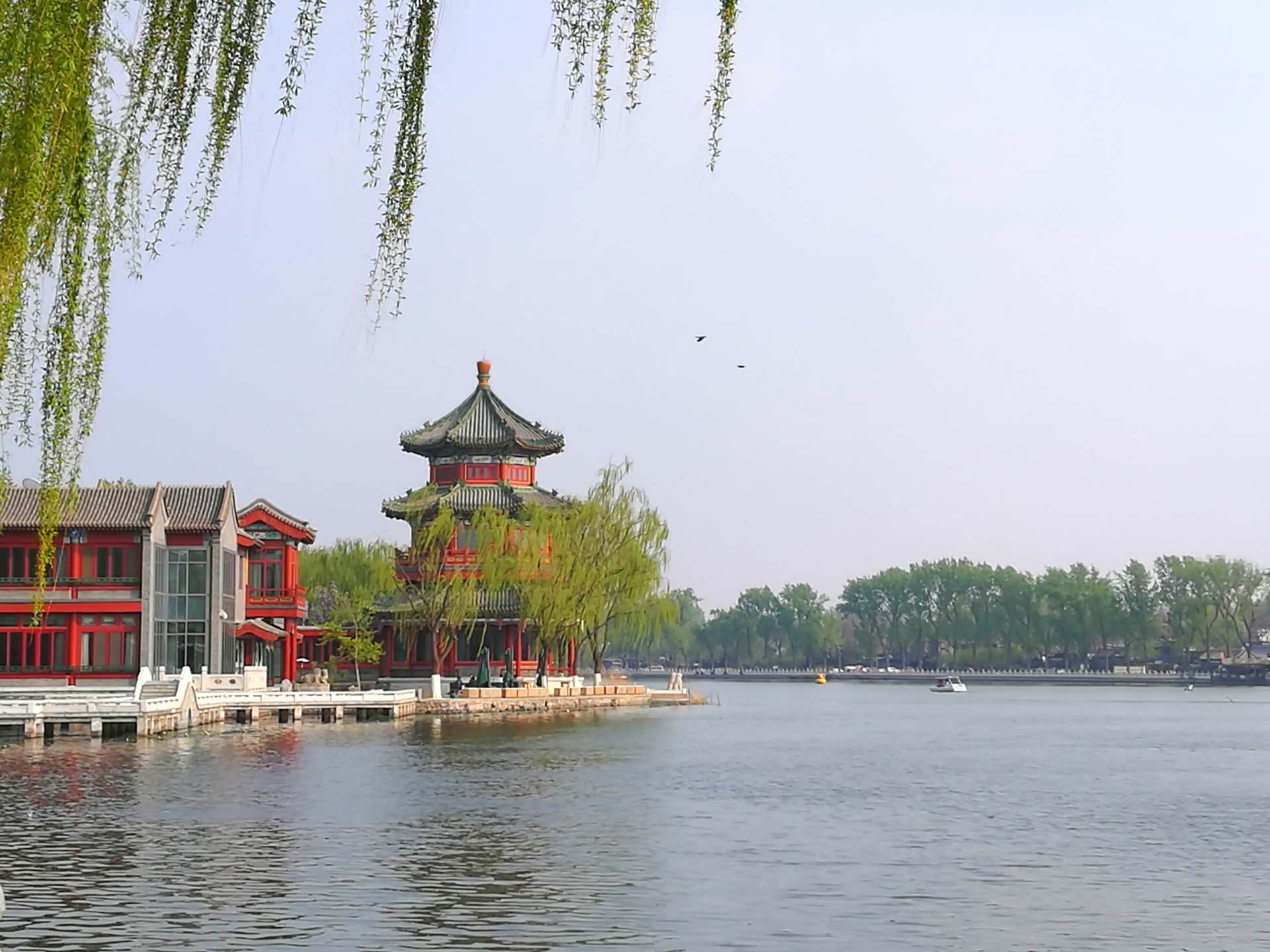 望海楼是一座三面环水,具有中国古典建筑风格的建筑群.