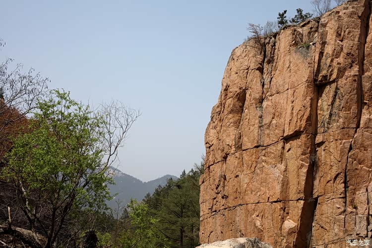 山石的纹理,描绘出纵横交错的格子,又明朗,又清晰,正如北方人的性子