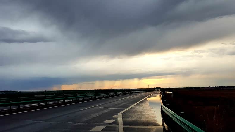 不畏旅途遥远,无惧阴云密布,暴雨倾盆