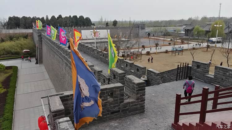 城墙上都是这样的大宋的旗帜.