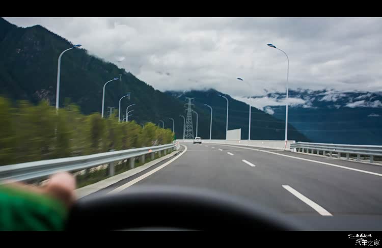 由于赶路,鲁朗小镇等回程的时候再去逛吧!快到林芝的时候上了高速.