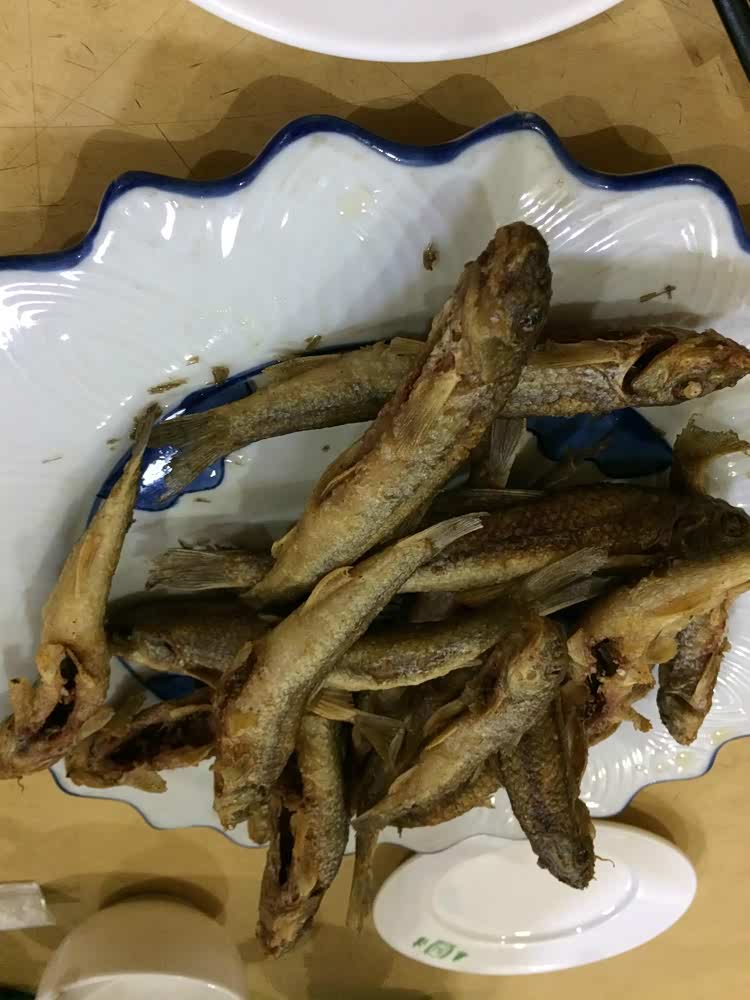 干炸川丁子,是我最喜欢的烹调小鱼方式,撒上椒盐,甚是美味!