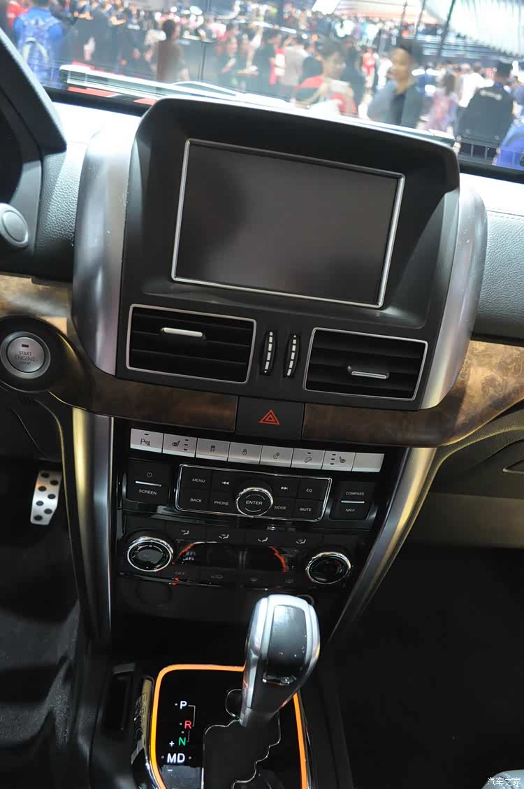 中控多媒体大屏集成多媒体,导航,指南针,手机互联等功能,整个大屏操作