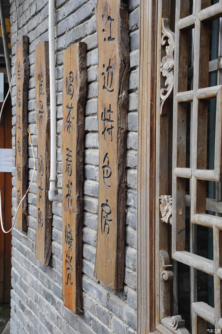 古镇酒店的门牌~ 古典的牌楼门头风格!