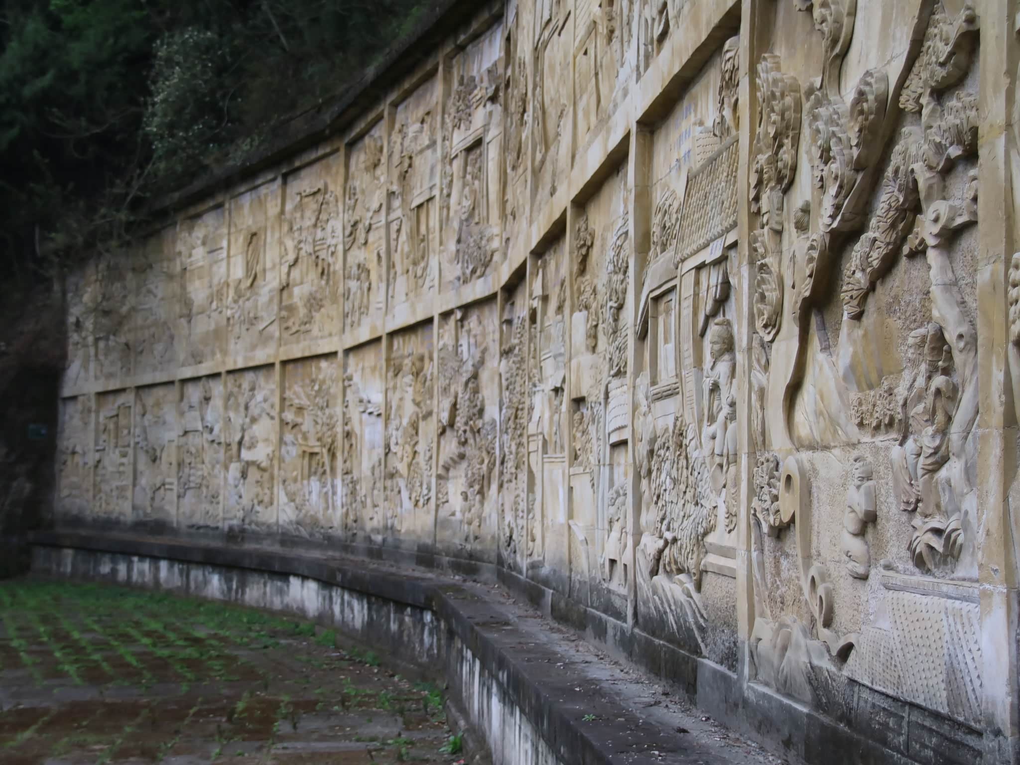 海拔547米,山峰秀丽,形似栖凤,故又称"高凤山".