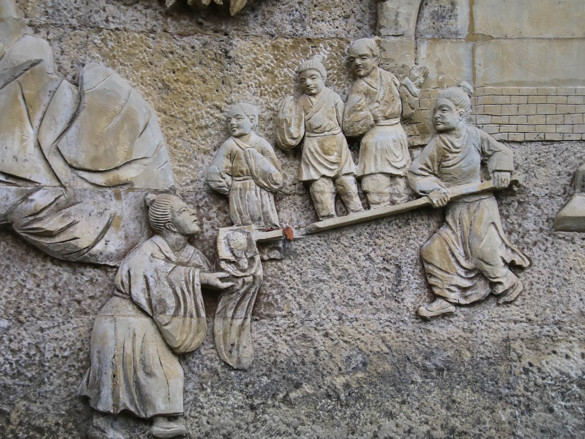 海拔547米,山峰秀丽,形似栖凤,故又称"高凤山".