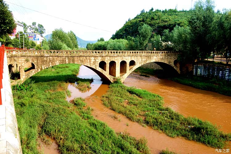 转龙镇的母亲河——洗马河,河上有一造型古朴石桥