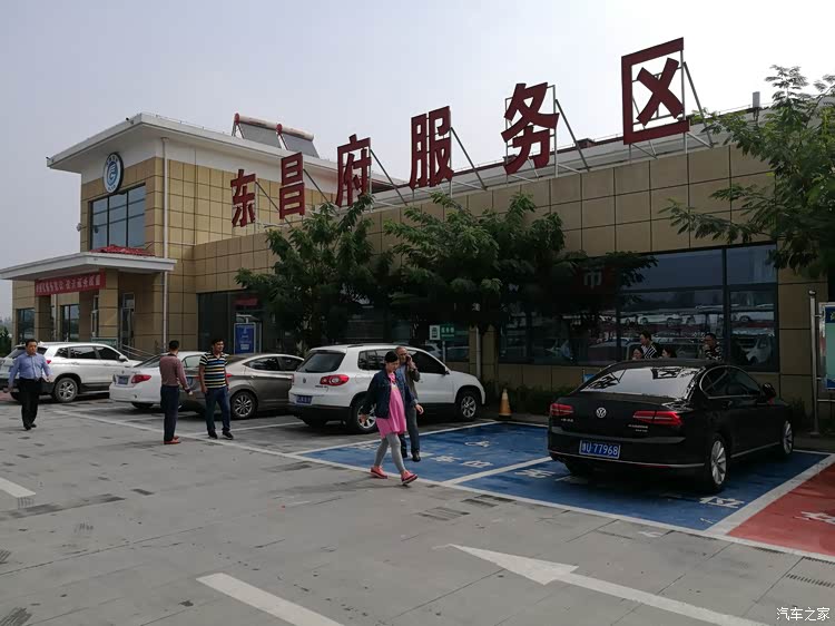到达聊城东昌府服务区,这里就能感受到出行的客流了.