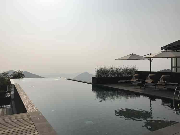 裸心堡特色之一:悬崖无边透明玻璃幕墙泳池.