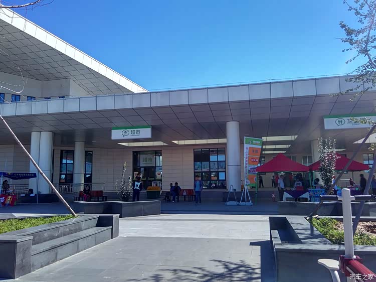 涿州服务区,准备加油.