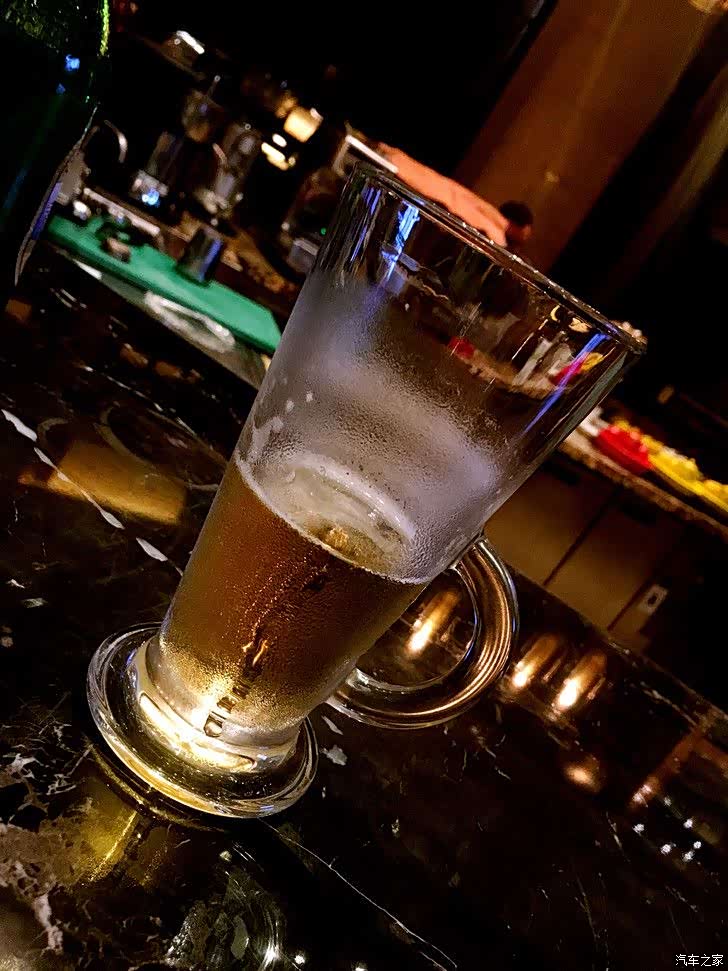 从新都桥赶回来成都,在酒廊里来一杯酒结束旅行吧